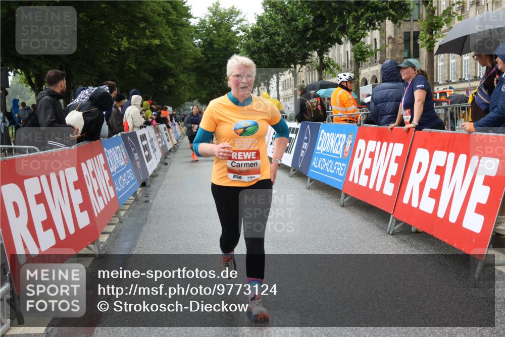 14.06.2026 - REWE Women's Run Strokosch-Dieckow http://msf.ph/oto/9773124 14.06.2026 11:09:20 Ziel 5037, 5099, 5544, 5600, 5732, 5825, 5841, 5925 meine-sportfotos.de