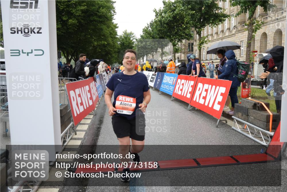 14.06.2026 - REWE Women's Run Strokosch-Dieckow http://msf.ph/oto/9773158 14.06.2026 11:09:17 Ziel 5037, 5099, 5543, 5544, 5600, 5653, 5732, 5755, 5825, 5841, 5925 meine-sportfotos.de