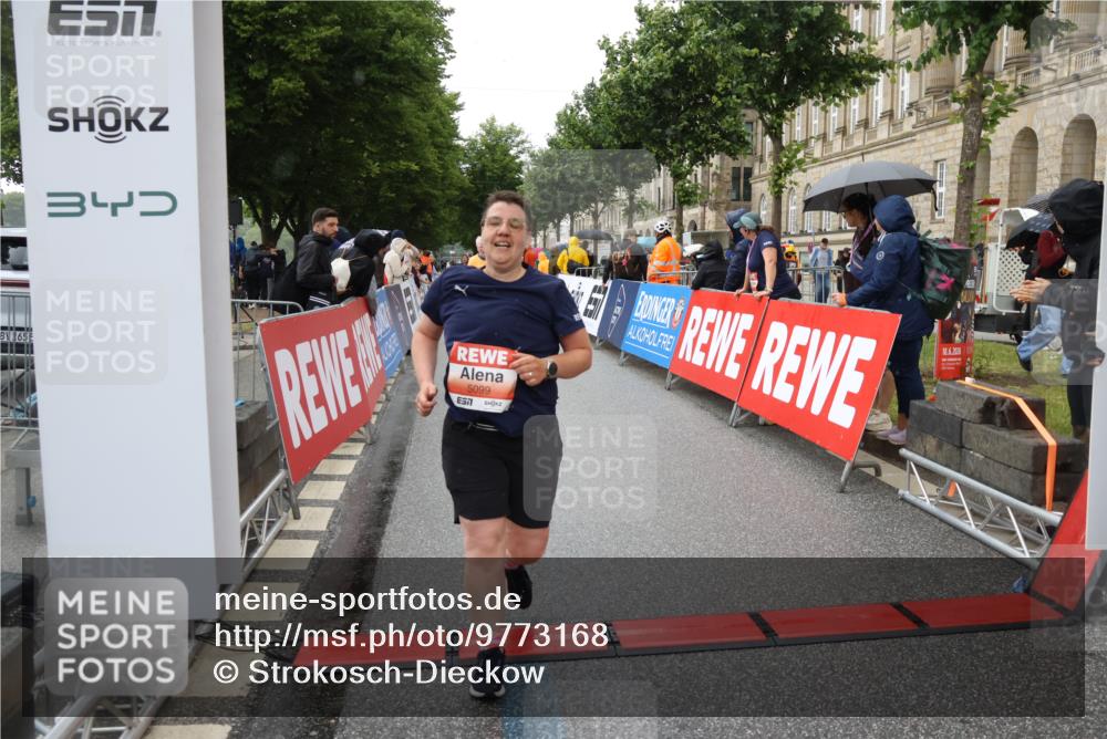 14.06.2026 - REWE Women's Run Strokosch-Dieckow http://msf.ph/oto/9773168 14.06.2026 11:09:17 Ziel 5037, 5099, 5543, 5544, 5600, 5653, 5732, 5755, 5825, 5841, 5925 meine-sportfotos.de