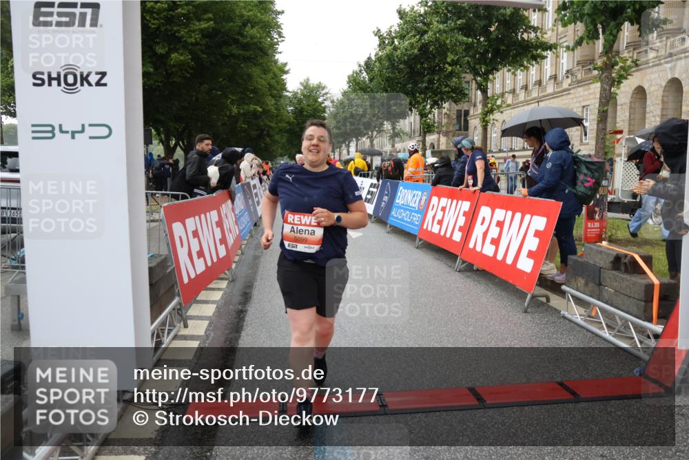 14.06.2026 - REWE Women's Run Strokosch-Dieckow http://msf.ph/oto/9773177 14.06.2026 11:09:17 Ziel 5037, 5099, 5543, 5544, 5600, 5653, 5732, 5755, 5825, 5841, 5925 meine-sportfotos.de