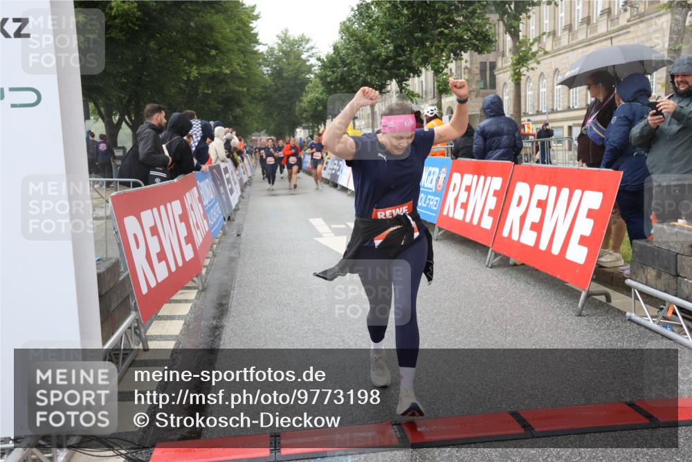 14.06.2026 - REWE Women's Run Strokosch-Dieckow http://msf.ph/oto/9773198 14.06.2026 11:09:02 Ziel 5073, 5135, 5271, 5338, 5758, 5947, 6039 meine-sportfotos.de