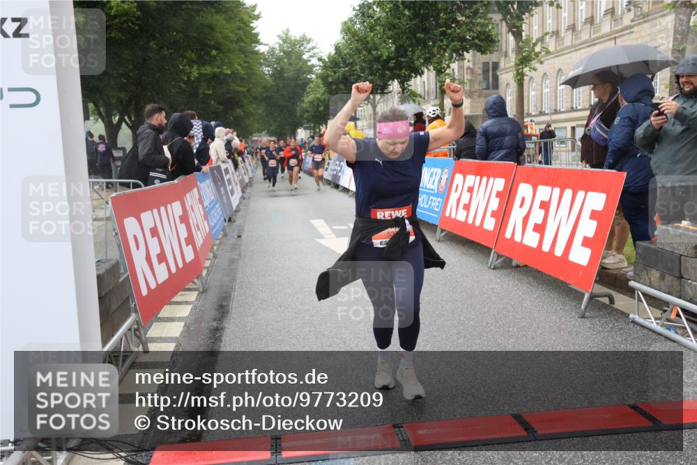 14.06.2026 - REWE Women's Run Strokosch-Dieckow http://msf.ph/oto/9773209 14.06.2026 11:09:02 Ziel 5073, 5135, 5271, 5338, 5758, 5947, 6039 meine-sportfotos.de