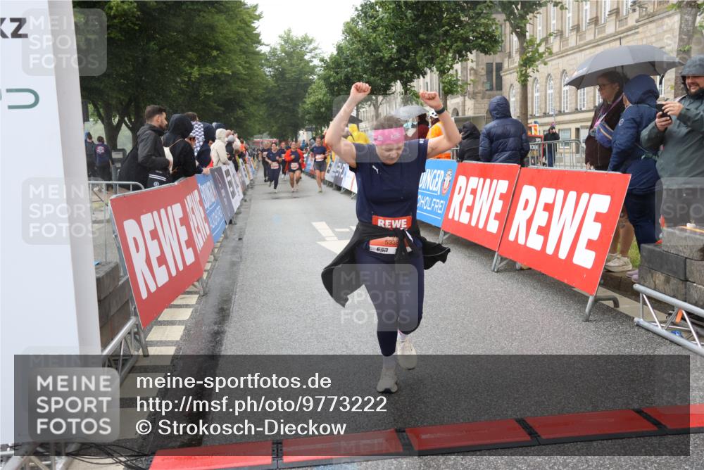 14.06.2026 - REWE Women's Run Strokosch-Dieckow http://msf.ph/oto/9773222 14.06.2026 11:09:02 Ziel 5073, 5135, 5271, 5338, 5758, 5947, 6039 meine-sportfotos.de