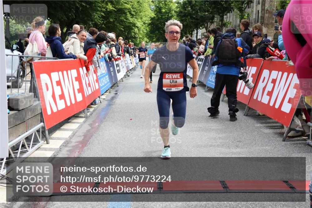 14.06.2026 - REWE Women's Run Strokosch-Dieckow http://msf.ph/oto/9773224 14.06.2026 10:54:48 Ziel 5189, 5516, 5707, 5715 meine-sportfotos.de