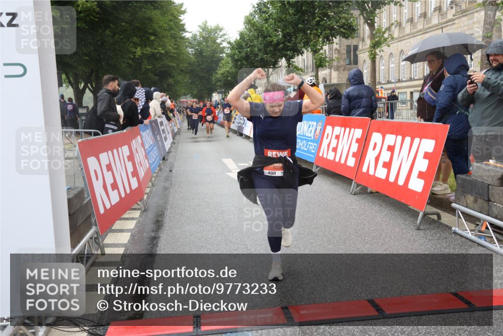 14.06.2026 - REWE Women's Run Strokosch-Dieckow http://msf.ph/oto/9773233 14.06.2026 11:09:02 Ziel 5073, 5135, 5271, 5338, 5758, 5947, 6039 meine-sportfotos.de