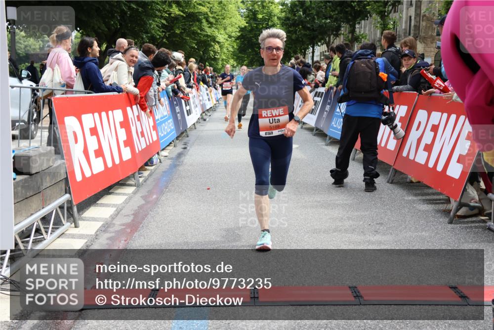14.06.2026 - REWE Women's Run Strokosch-Dieckow http://msf.ph/oto/9773235 14.06.2026 10:54:48 Ziel 5189, 5516, 5707, 5715 meine-sportfotos.de