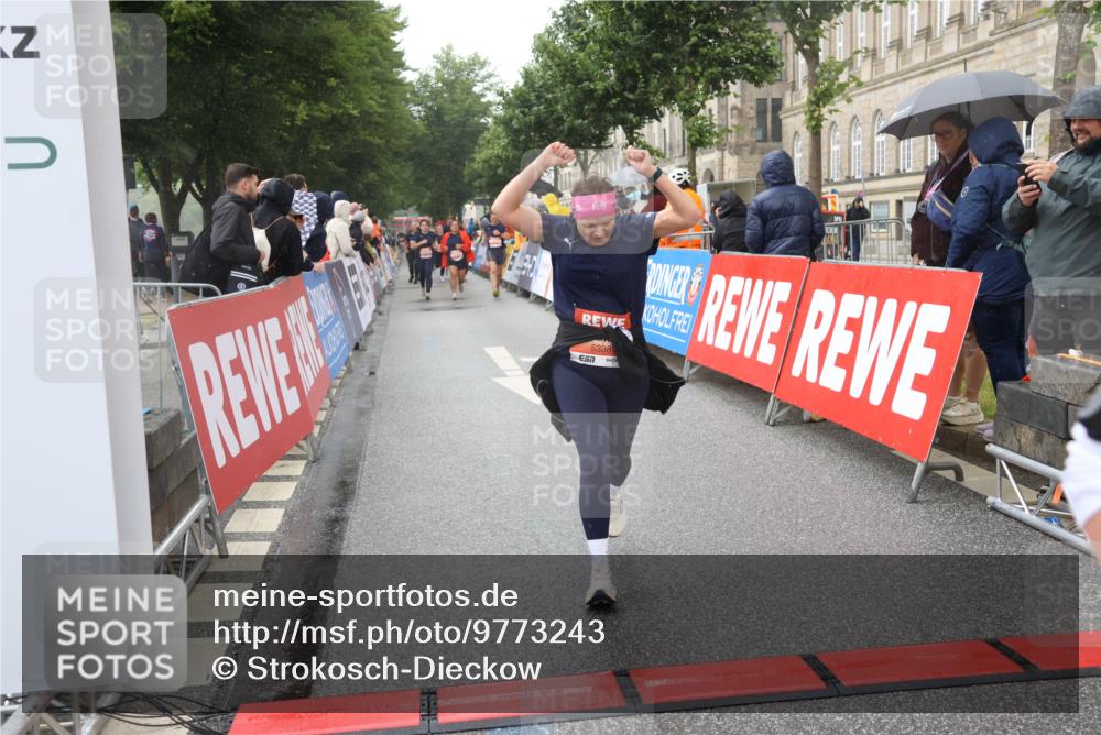 14.06.2026 - REWE Women's Run Strokosch-Dieckow http://msf.ph/oto/9773243 14.06.2026 11:09:02 Ziel 5073, 5135, 5271, 5338, 5758, 5947, 6039 meine-sportfotos.de