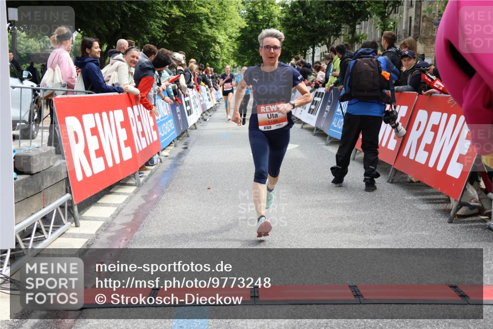 14.06.2026 - REWE Women's Run Strokosch-Dieckow http://msf.ph/oto/9773248 14.06.2026 10:54:48 Ziel 5189, 5516, 5707, 5715 meine-sportfotos.de