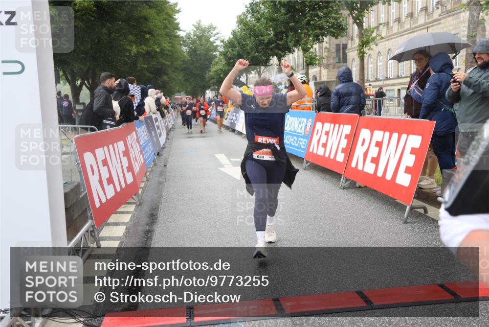 14.06.2026 - REWE Women's Run Strokosch-Dieckow http://msf.ph/oto/9773255 14.06.2026 11:09:02 Ziel 5073, 5135, 5271, 5338, 5758, 5947, 6039 meine-sportfotos.de