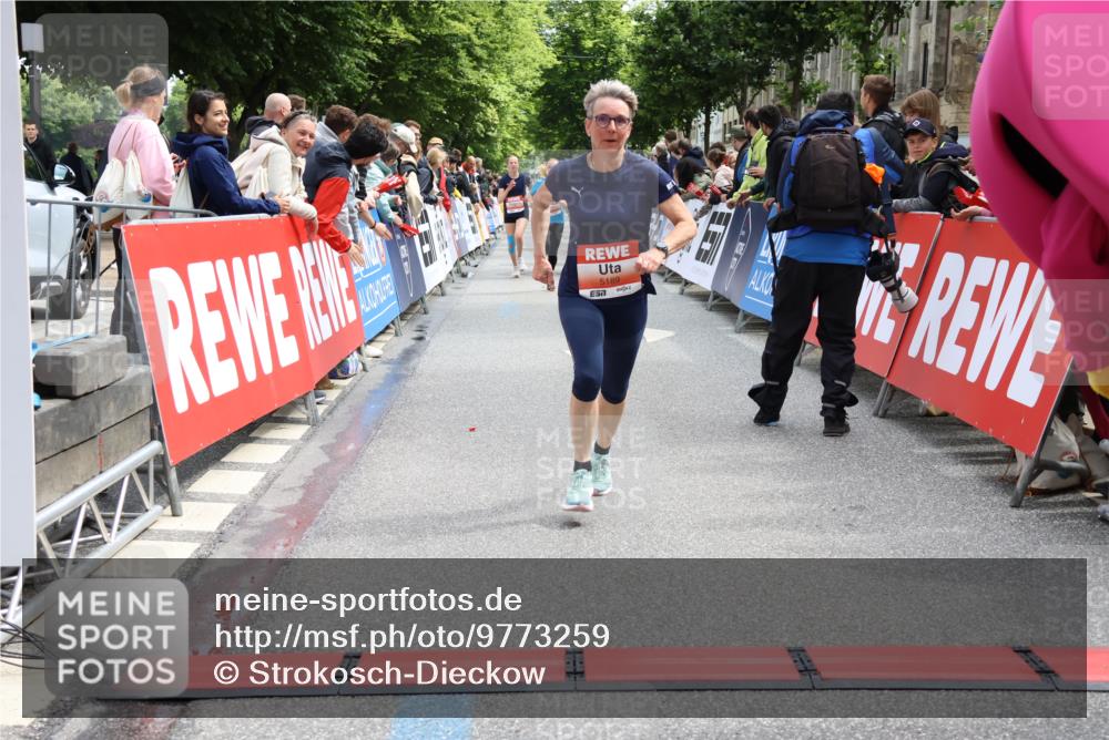 14.06.2026 - REWE Women's Run Strokosch-Dieckow http://msf.ph/oto/9773259 14.06.2026 10:54:48 Ziel 5189, 5516, 5707, 5715 meine-sportfotos.de