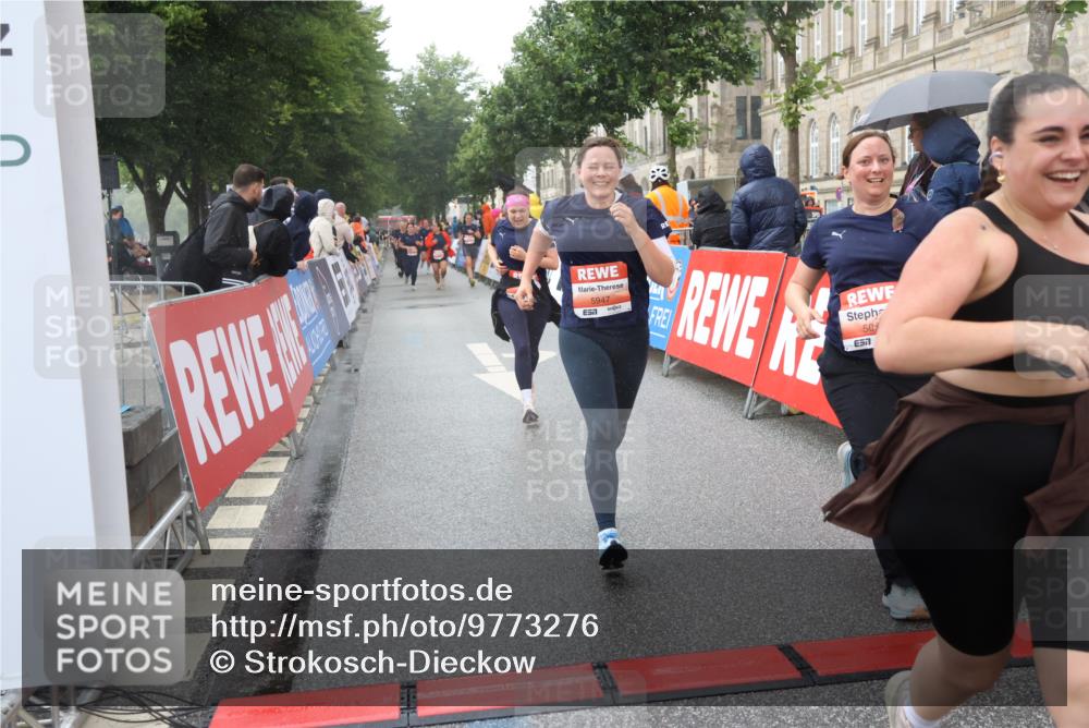 14.06.2026 - REWE Women's Run Strokosch-Dieckow http://msf.ph/oto/9773276 14.06.2026 11:09:01 Ziel 5073, 5135, 5186, 5187, 5271, 5338, 5593, 5758, 5947, 6014, 6039 meine-sportfotos.de