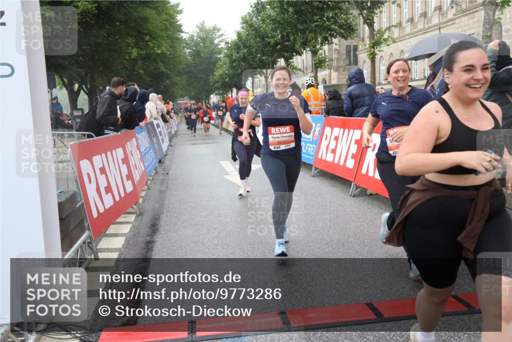 14.06.2026 - REWE Women's Run Strokosch-Dieckow http://msf.ph/oto/9773286 14.06.2026 11:09:01 Ziel 5073, 5135, 5186, 5187, 5271, 5338, 5593, 5758, 5947, 6014, 6039 meine-sportfotos.de