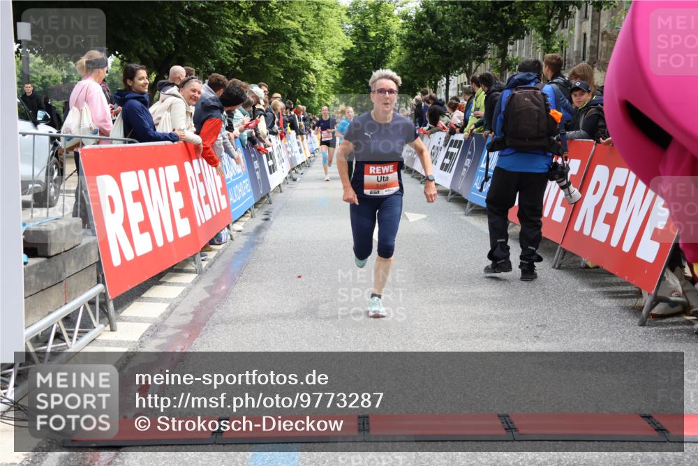 14.06.2026 - REWE Women's Run Strokosch-Dieckow http://msf.ph/oto/9773287 14.06.2026 10:54:48 Ziel 5189, 5516, 5707, 5715 meine-sportfotos.de