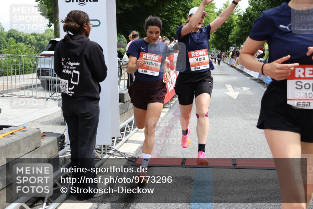 14.06.2026 - REWE Women's Run Strokosch-Dieckow http://msf.ph/oto/9773296 14.06.2026 10:54:40 Ziel 5434, 5516, 5715, 10728 meine-sportfotos.de