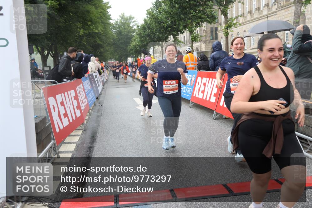 14.06.2026 - REWE Women's Run Strokosch-Dieckow http://msf.ph/oto/9773297 14.06.2026 11:09:01 Ziel 5073, 5135, 5186, 5187, 5271, 5338, 5593, 5758, 5947, 6014, 6039 meine-sportfotos.de
