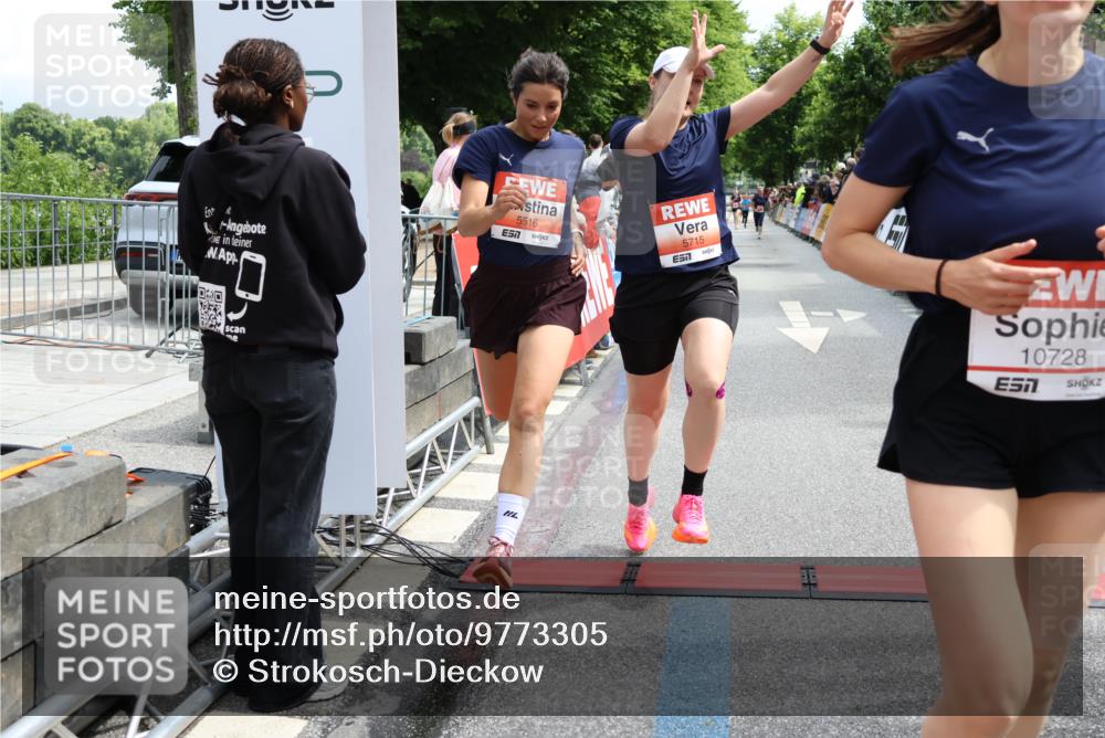 14.06.2026 - REWE Women's Run Strokosch-Dieckow http://msf.ph/oto/9773305 14.06.2026 10:54:40 Ziel 5434, 5516, 5715, 10728 meine-sportfotos.de