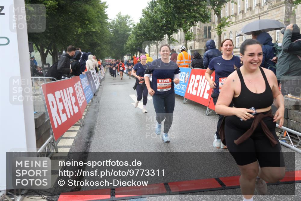 14.06.2026 - REWE Women's Run Strokosch-Dieckow http://msf.ph/oto/9773311 14.06.2026 11:09:01 Ziel 5073, 5135, 5186, 5187, 5271, 5338, 5593, 5758, 5947, 6014, 6039 meine-sportfotos.de
