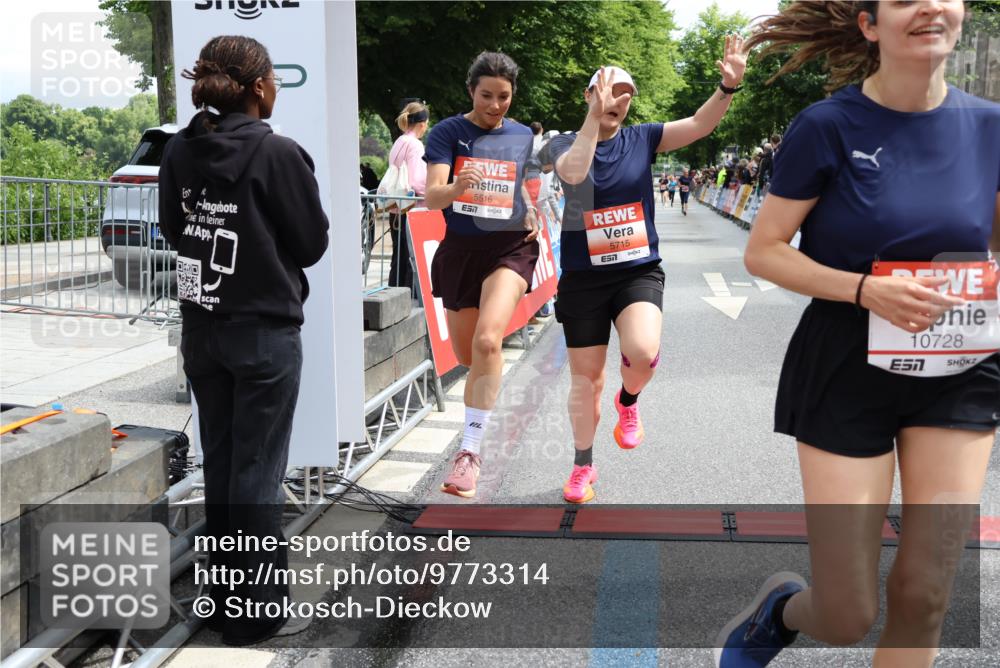 14.06.2026 - REWE Women's Run Strokosch-Dieckow http://msf.ph/oto/9773314 14.06.2026 10:54:40 Ziel 5434, 5516, 5715, 10728 meine-sportfotos.de