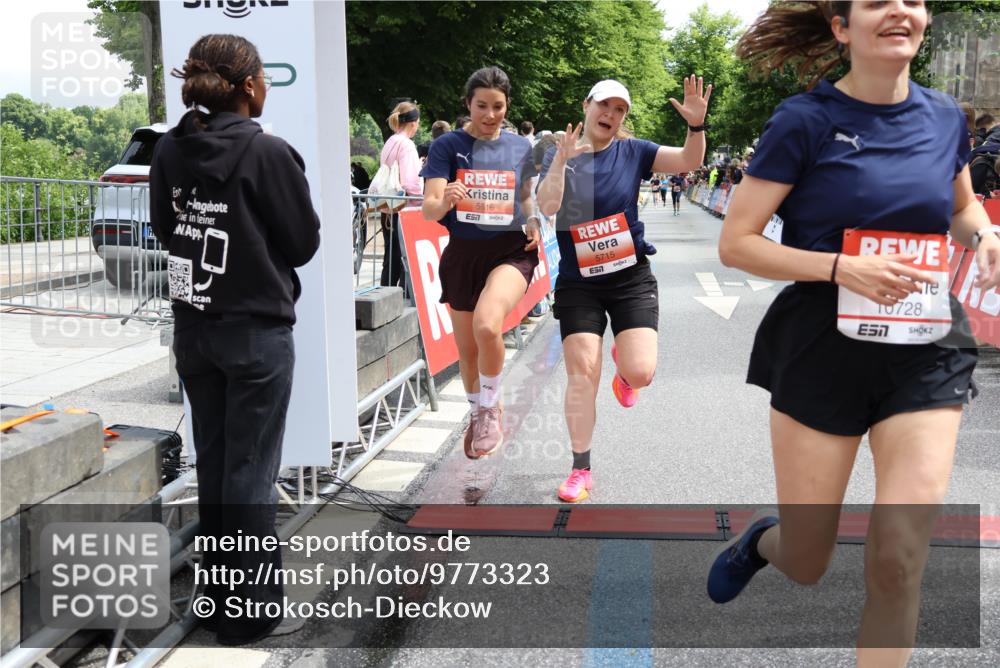 14.06.2026 - REWE Women's Run Strokosch-Dieckow http://msf.ph/oto/9773323 14.06.2026 10:54:40 Ziel 5434, 5516, 5715, 10728 meine-sportfotos.de