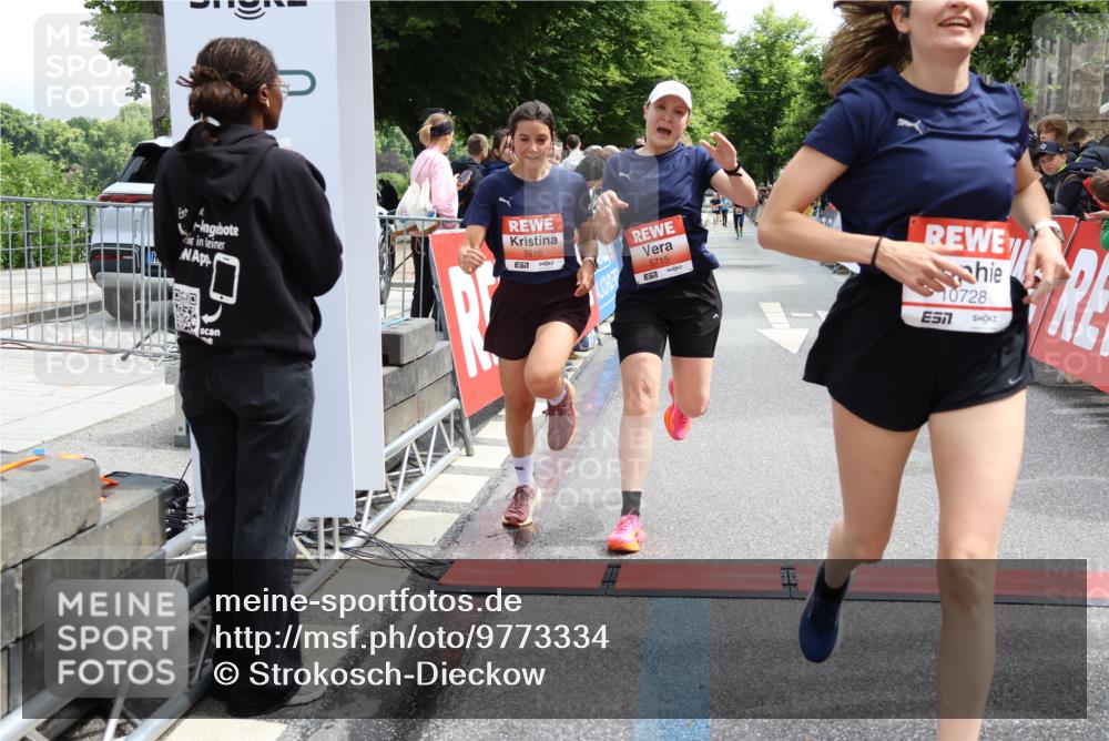 14.06.2026 - REWE Women's Run Strokosch-Dieckow http://msf.ph/oto/9773334 14.06.2026 10:54:40 Ziel 5434, 5516, 5715, 10728 meine-sportfotos.de