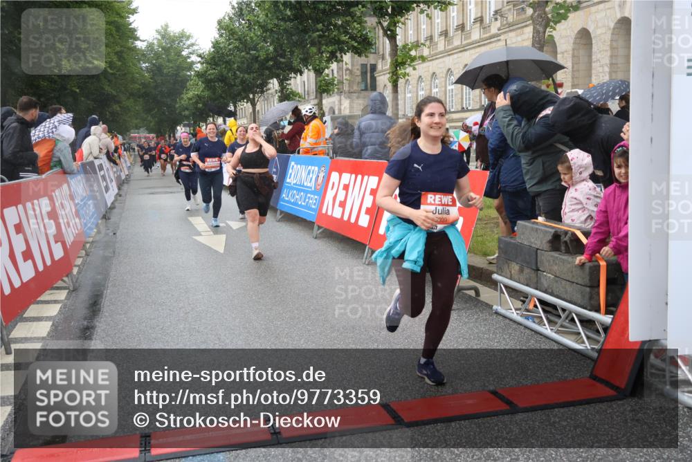14.06.2026 - REWE Women's Run Strokosch-Dieckow http://msf.ph/oto/9773359 14.06.2026 11:08:58 Ziel 5073, 5135, 5186, 5187, 5232, 5271, 5318, 5338, 5593, 5614, 5758, 5947, 6014, 6039 meine-sportfotos.de