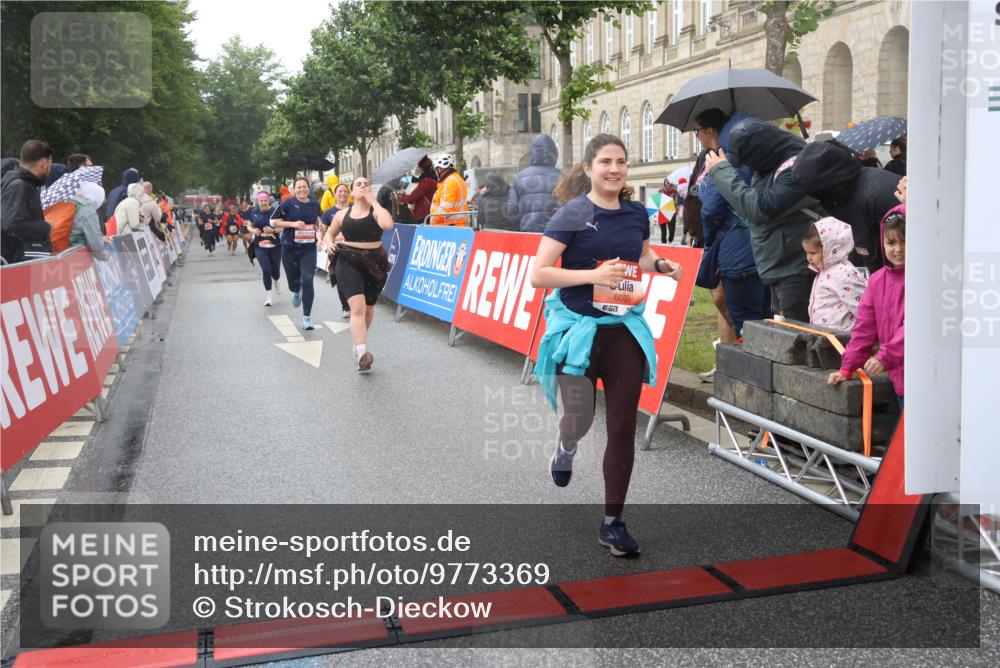 14.06.2026 - REWE Women's Run Strokosch-Dieckow http://msf.ph/oto/9773369 14.06.2026 11:08:58 Ziel 5073, 5135, 5186, 5187, 5232, 5271, 5318, 5338, 5593, 5614, 5758, 5947, 6014, 6039 meine-sportfotos.de