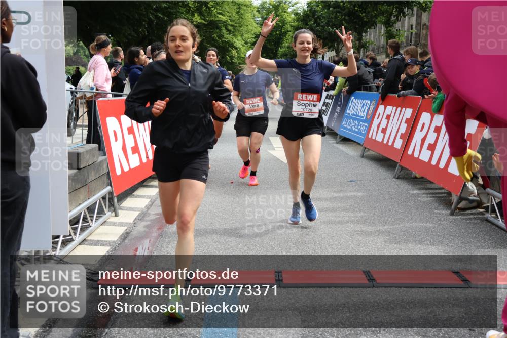 14.06.2026 - REWE Women's Run Strokosch-Dieckow http://msf.ph/oto/9773371 14.06.2026 10:54:39 Ziel 5051, 5434, 5516, 5715, 10728 meine-sportfotos.de