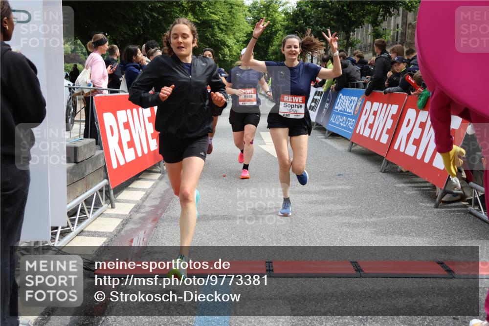 14.06.2026 - REWE Women's Run Strokosch-Dieckow http://msf.ph/oto/9773381 14.06.2026 10:54:39 Ziel 5051, 5434, 5516, 5715, 10728 meine-sportfotos.de