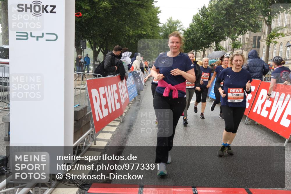 14.06.2026 - REWE Women's Run Strokosch-Dieckow http://msf.ph/oto/9773391 14.06.2026 11:08:52 Ziel 5186, 5187, 5224, 5232, 5235, 5318, 5413, 5593, 5614, 5758, 5779, 6014 meine-sportfotos.de