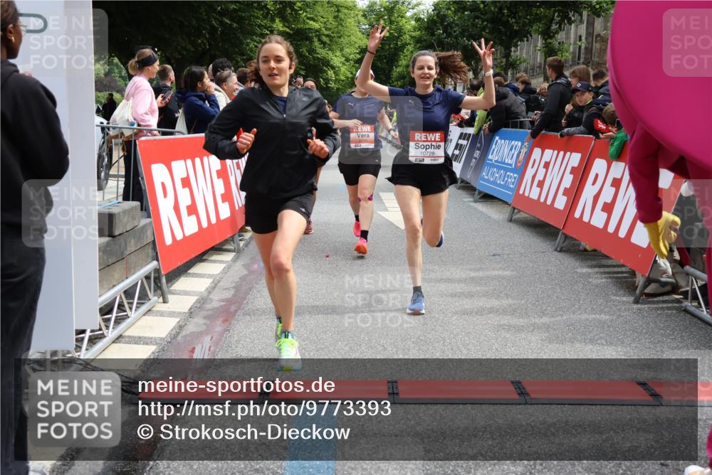 14.06.2026 - REWE Women's Run Strokosch-Dieckow http://msf.ph/oto/9773393 14.06.2026 10:54:39 Ziel 5051, 5434, 5516, 5715, 10728 meine-sportfotos.de