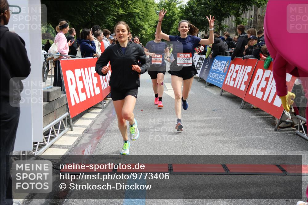 14.06.2026 - REWE Women's Run Strokosch-Dieckow http://msf.ph/oto/9773406 14.06.2026 10:54:39 Ziel 5051, 5434, 5516, 5715, 10728 meine-sportfotos.de