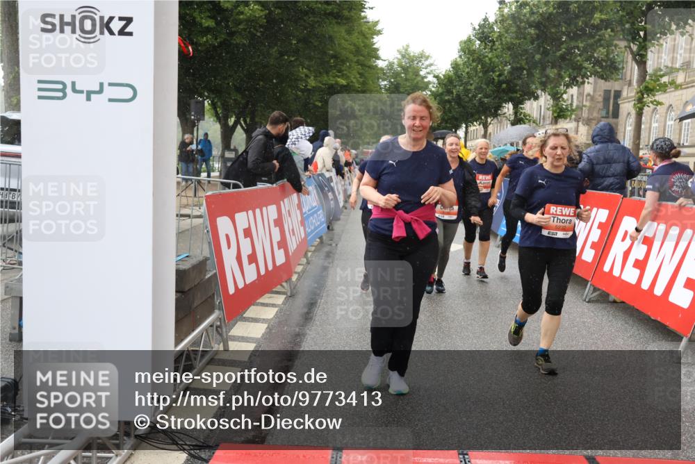 14.06.2026 - REWE Women's Run Strokosch-Dieckow http://msf.ph/oto/9773413 14.06.2026 11:08:51 Ziel 5186, 5187, 5224, 5232, 5235, 5318, 5413, 5593, 5614, 5758, 5779, 6014 meine-sportfotos.de