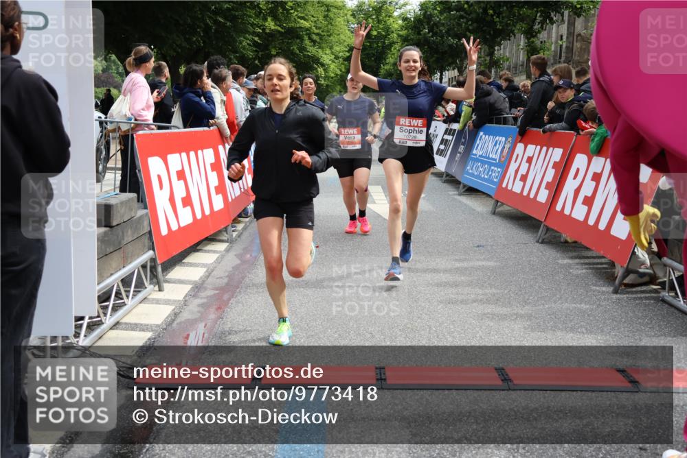 14.06.2026 - REWE Women's Run Strokosch-Dieckow http://msf.ph/oto/9773418 14.06.2026 10:54:39 Ziel 5051, 5434, 5516, 5715, 10728 meine-sportfotos.de