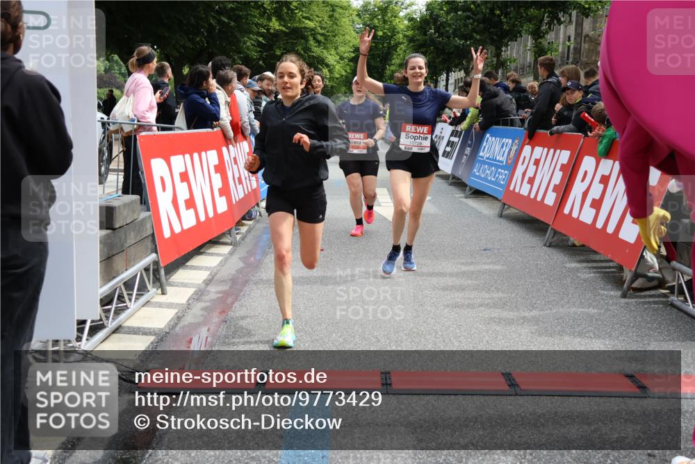 14.06.2026 - REWE Women's Run Strokosch-Dieckow http://msf.ph/oto/9773429 14.06.2026 10:54:38 Ziel 5051, 5434, 5516, 5715, 10728 meine-sportfotos.de