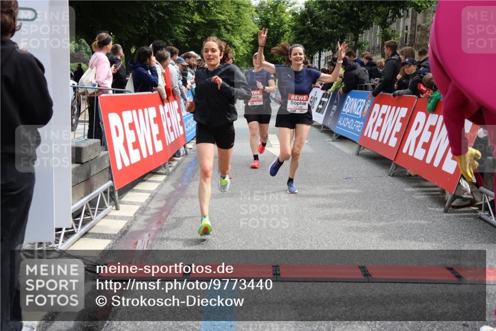 14.06.2026 - REWE Women's Run Strokosch-Dieckow http://msf.ph/oto/9773440 14.06.2026 10:54:38 Ziel 5051, 5434, 5516, 5715, 10728 meine-sportfotos.de