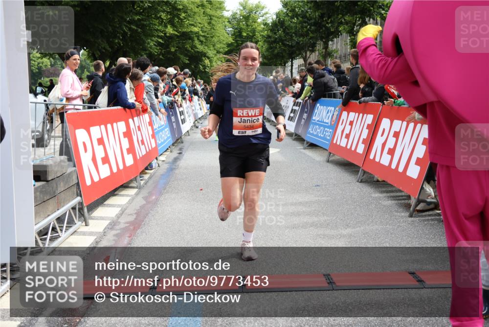 14.06.2026 - REWE Women's Run Strokosch-Dieckow http://msf.ph/oto/9773453 14.06.2026 10:54:36 Ziel 5051, 5380, 5434, 5516, 5715, 10728 meine-sportfotos.de
