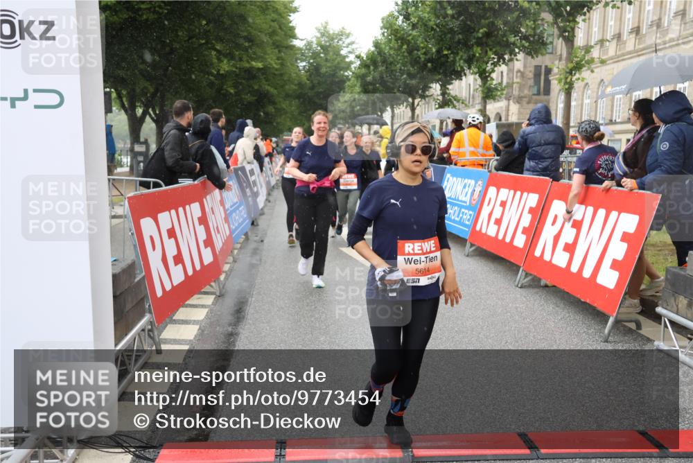 14.06.2026 - REWE Women's Run Strokosch-Dieckow http://msf.ph/oto/9773454 14.06.2026 11:08:50 Ziel 5186, 5187, 5224, 5232, 5235, 5318, 5413, 5593, 5596, 5614, 5758, 5779, 6014 meine-sportfotos.de