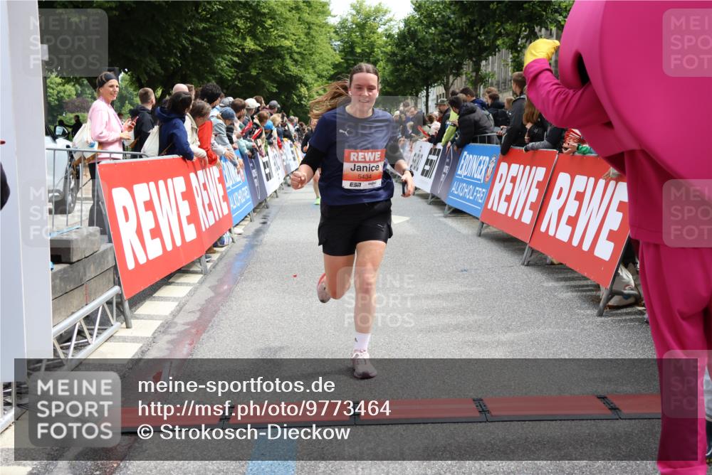 14.06.2026 - REWE Women's Run Strokosch-Dieckow http://msf.ph/oto/9773464 14.06.2026 10:54:36 Ziel 5051, 5380, 5434, 5516, 5715, 10728 meine-sportfotos.de