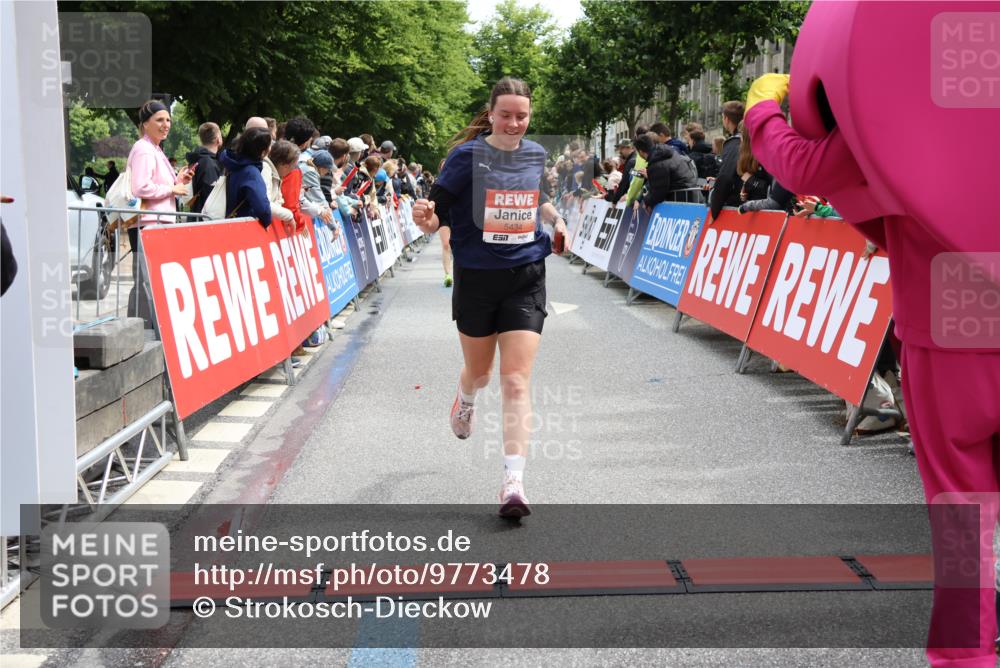 14.06.2026 - REWE Women's Run Strokosch-Dieckow http://msf.ph/oto/9773478 14.06.2026 10:54:36 Ziel 5051, 5380, 5434, 5516, 5715, 10728 meine-sportfotos.de
