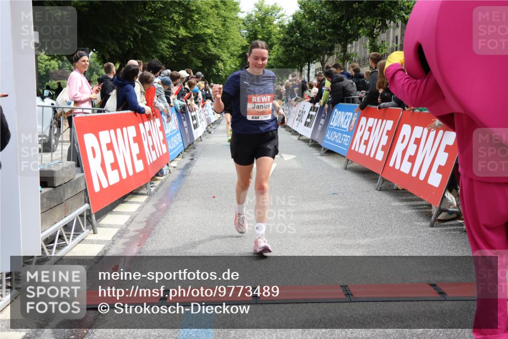 14.06.2026 - REWE Women's Run Strokosch-Dieckow http://msf.ph/oto/9773489 14.06.2026 10:54:36 Ziel 5051, 5380, 5434, 5516, 5715, 10728 meine-sportfotos.de