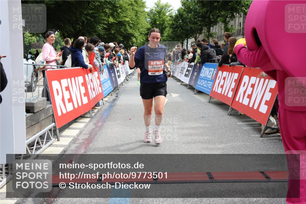 14.06.2026 - REWE Women's Run Strokosch-Dieckow http://msf.ph/oto/9773501 14.06.2026 10:54:36 Ziel 5051, 5380, 5434, 5516, 5715, 10728 meine-sportfotos.de
