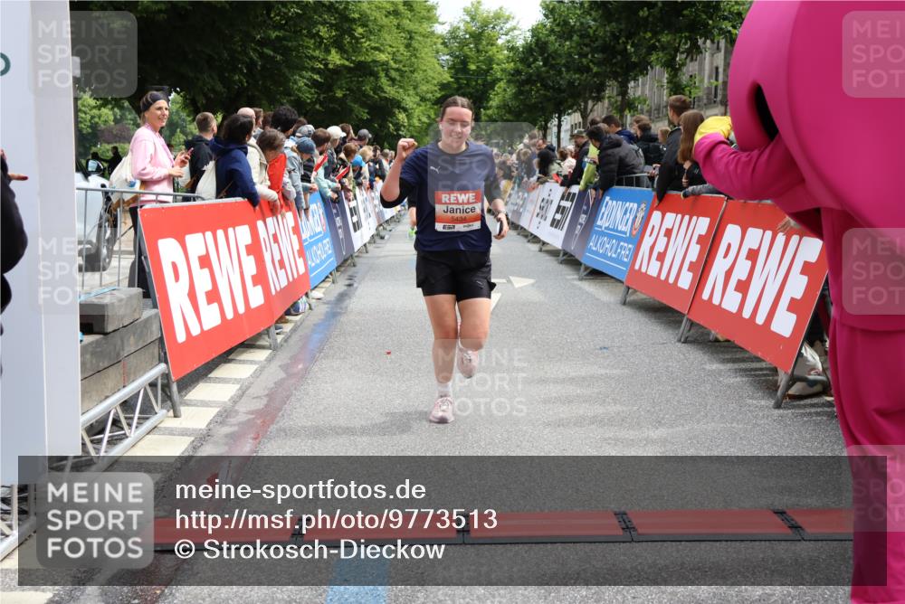 14.06.2026 - REWE Women's Run Strokosch-Dieckow http://msf.ph/oto/9773513 14.06.2026 10:54:36 Ziel 5051, 5380, 5434, 5516, 5715, 10728 meine-sportfotos.de