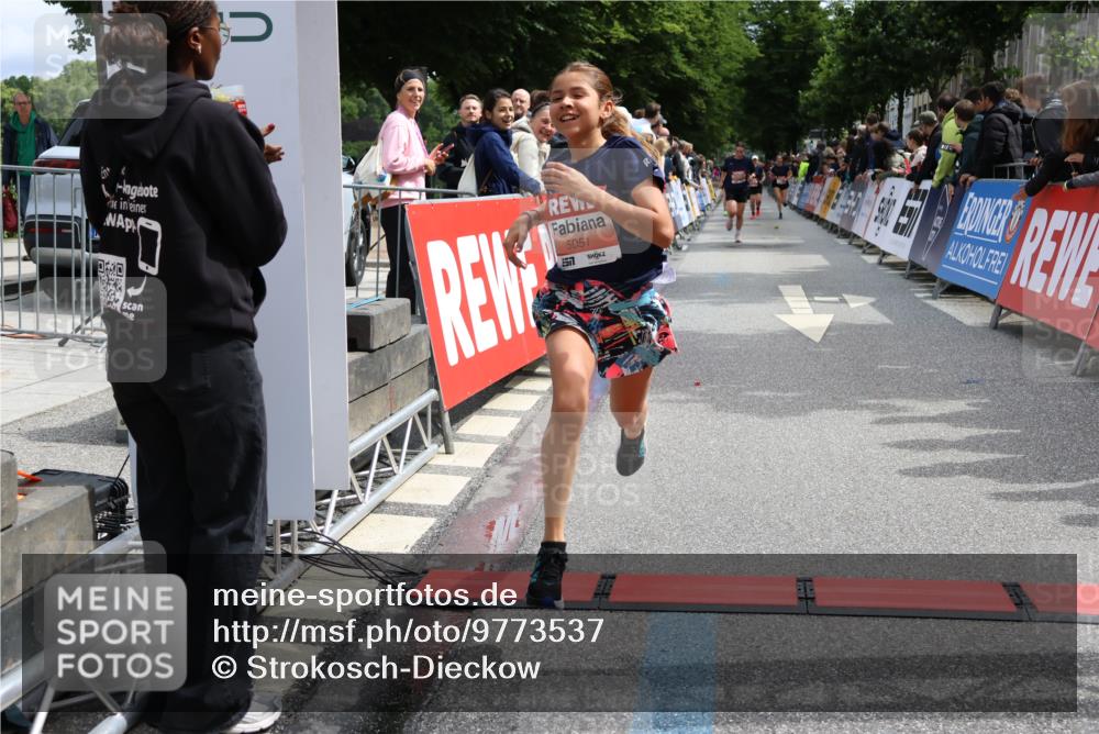 14.06.2026 - REWE Women's Run Strokosch-Dieckow http://msf.ph/oto/9773537 14.06.2026 10:54:31 Ziel 5051, 5380 meine-sportfotos.de