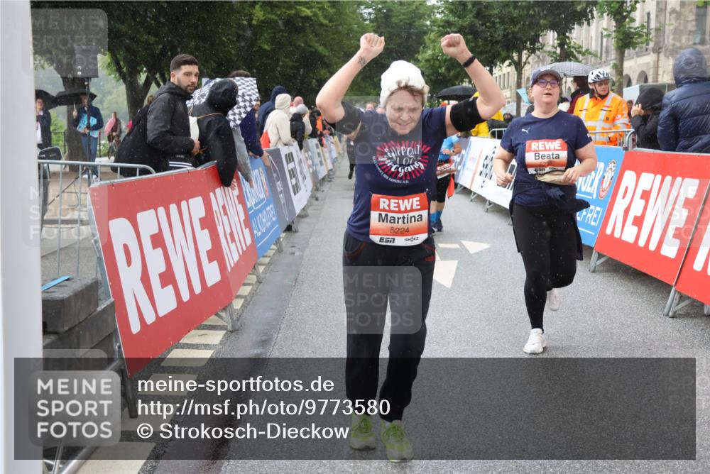 14.06.2026 - REWE Women's Run Strokosch-Dieckow http://msf.ph/oto/9773580 14.06.2026 11:08:44 Ziel 5224, 5235, 5413, 5414, 5596, 5779, 5851, 5852, 5994 meine-sportfotos.de