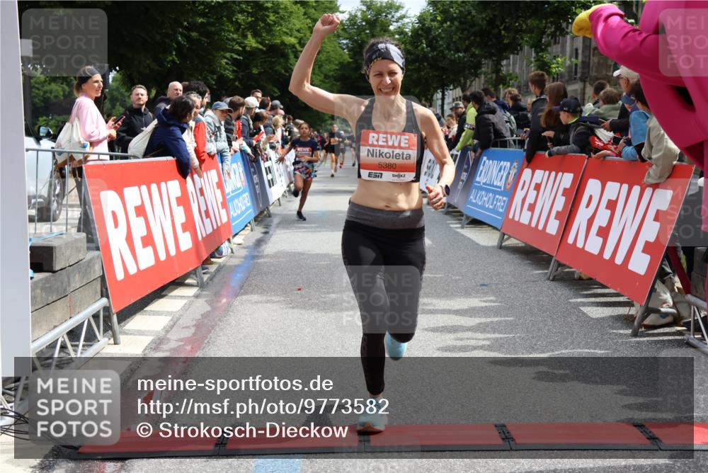 14.06.2026 - REWE Women's Run Strokosch-Dieckow http://msf.ph/oto/9773582 14.06.2026 10:54:29 Ziel 5051, 5380 meine-sportfotos.de