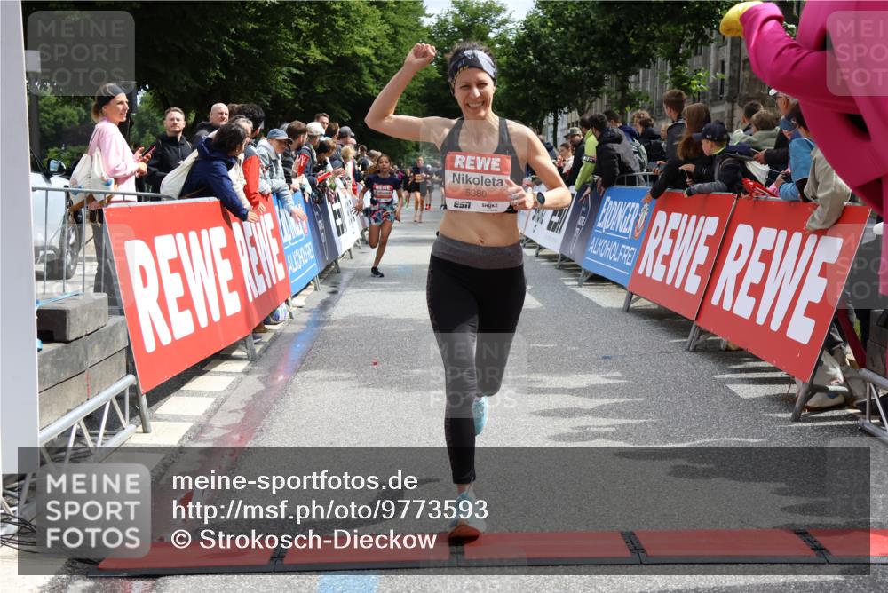 14.06.2026 - REWE Women's Run Strokosch-Dieckow http://msf.ph/oto/9773593 14.06.2026 10:54:29 Ziel 5051, 5380 meine-sportfotos.de