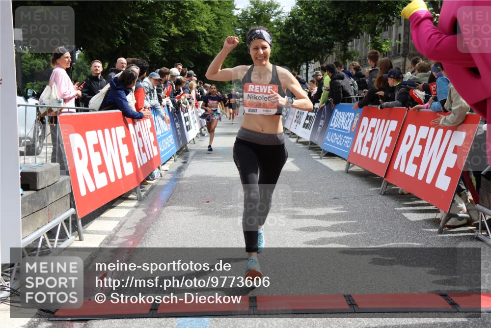 14.06.2026 - REWE Women's Run Strokosch-Dieckow http://msf.ph/oto/9773606 14.06.2026 10:54:29 Ziel 5051, 5380 meine-sportfotos.de