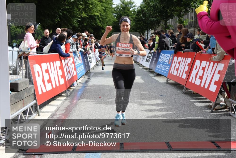 14.06.2026 - REWE Women's Run Strokosch-Dieckow http://msf.ph/oto/9773617 14.06.2026 10:54:29 Ziel 5051, 5380 meine-sportfotos.de