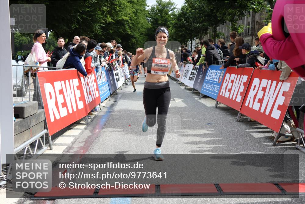 14.06.2026 - REWE Women's Run Strokosch-Dieckow http://msf.ph/oto/9773641 14.06.2026 10:54:29 Ziel 5051, 5380 meine-sportfotos.de