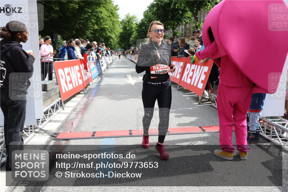 14.06.2026 - REWE Women's Run Strokosch-Dieckow http://msf.ph/oto/9773653 14.06.2026 10:54:16 Ziel 5477, 5652 meine-sportfotos.de